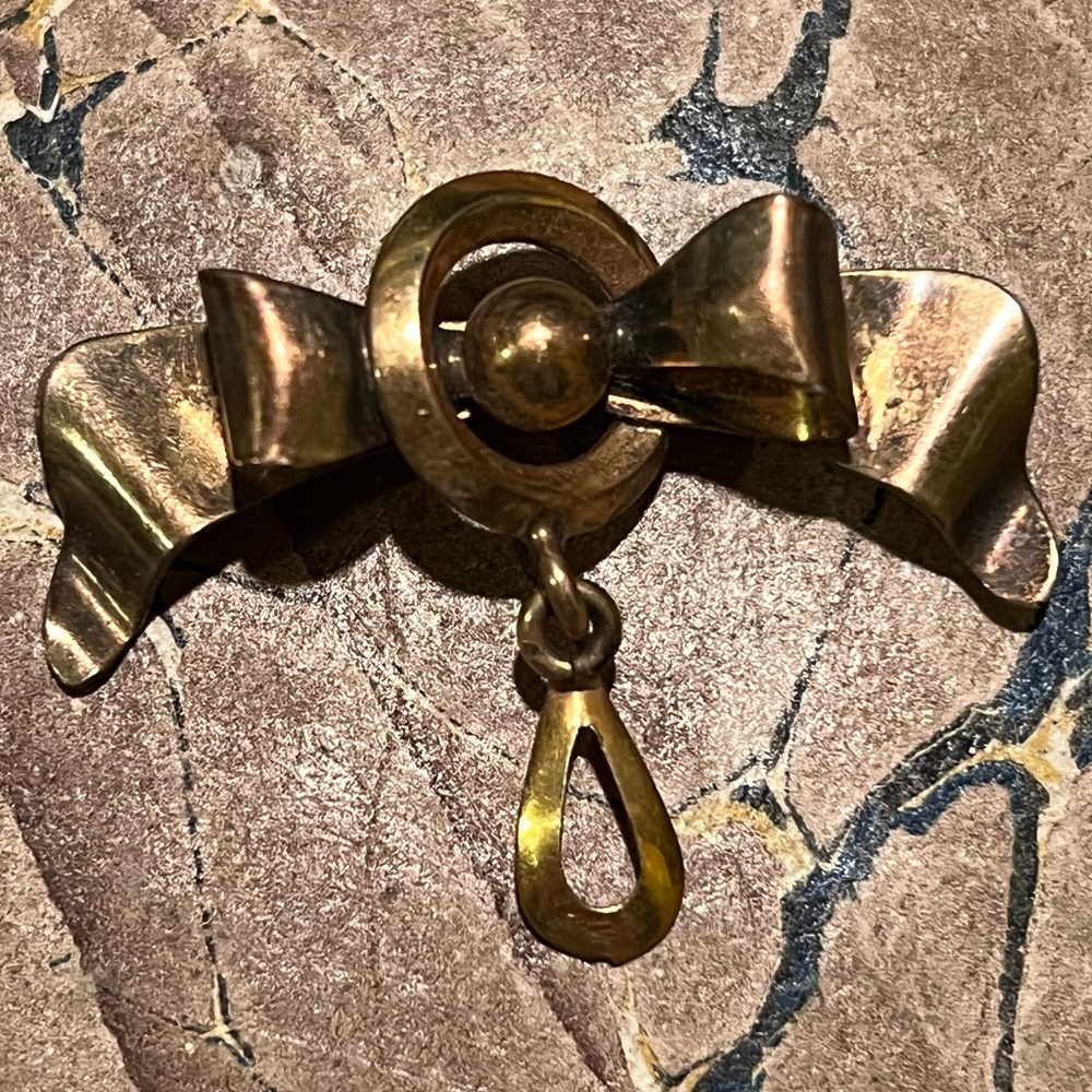 VINTAGE WOMEN’S BOW BROOCH.
